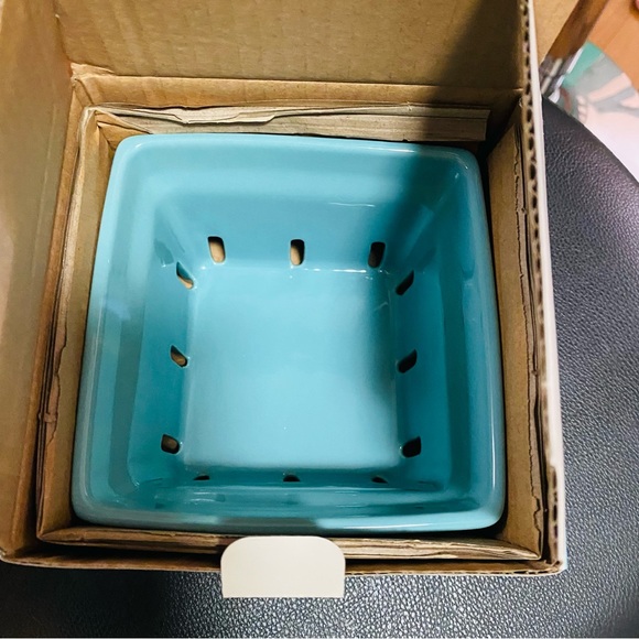 Katie Kime 2-Piece Berry Bowls colanders new Msrp $25 - Picture 3 of 4